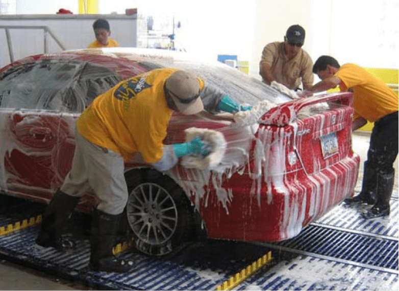 rửa xe ô tô bằng xà phòng